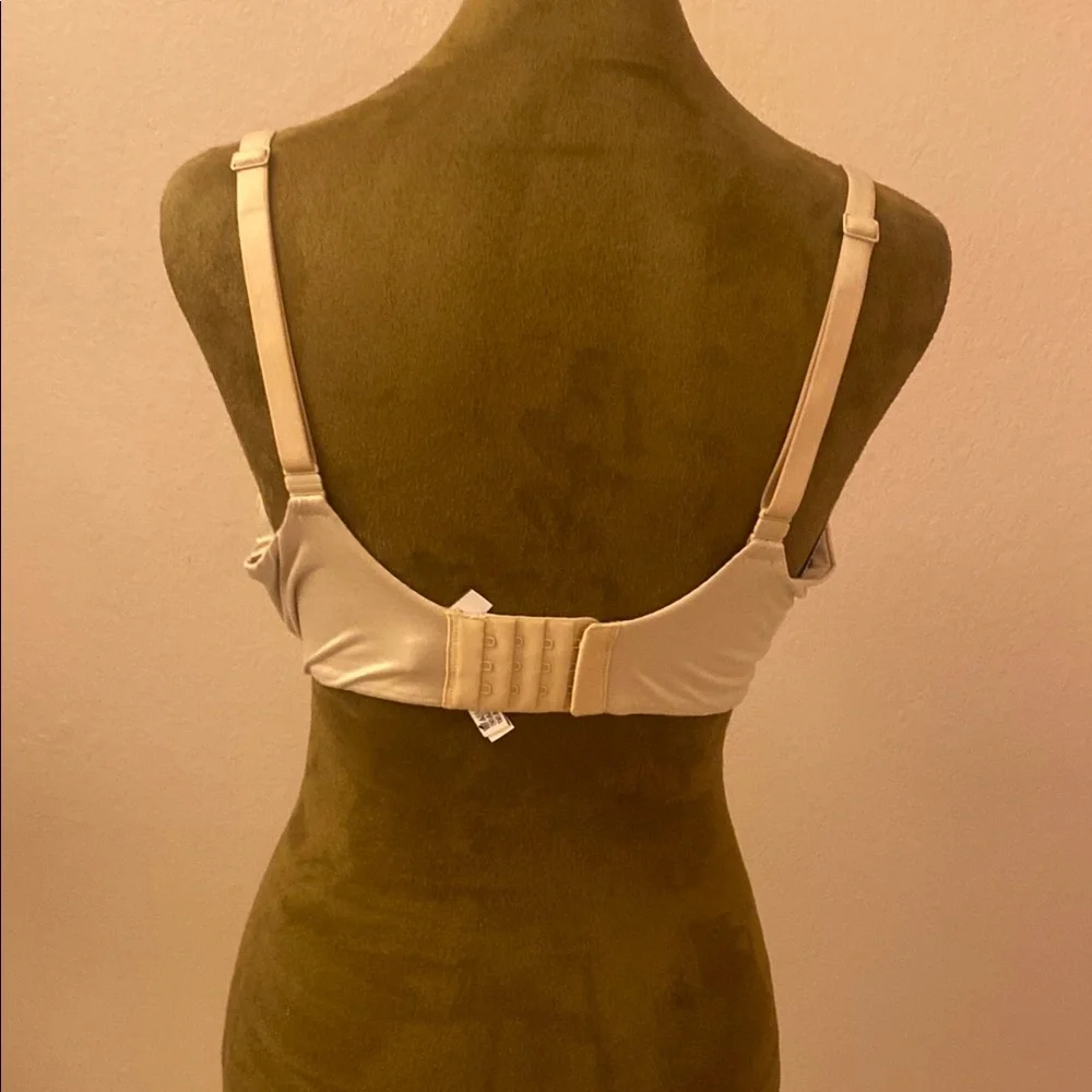 VICTORIA’S SECRET. Elegant Cream Underwire Bra
